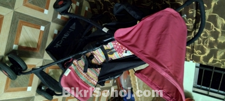 একটি বেবি স্ট্রলার (Baby Stroller) বা প্র্যাম।